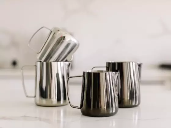 Designová konvice Barista Hustle ve douv barvách.